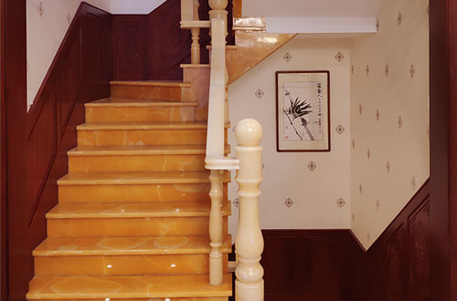 昌洒镇中式别墅室内汉白玉石楼梯的定制安装装饰效果